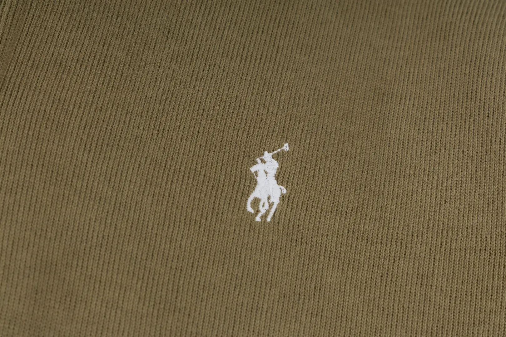 P230 #R97 Ralph lauren twelve-color embroidered pony logo half-zip high-neck long-sleeved knitted sweatshirt. The same style for men and women. The new half-zip sweatshirt for couples to wear in autumn is here! This kind of sweatshirt is really popular this year, even more popular than the hooded sweatshirt. Open the zipper and it can be used as a large lapel, which makes it more fashionable. The color of the classic design of the little war horse on the chest is matched with the embroidery. The simple zipper design echoes the brand logo, so you don’t need to match too much. The sweater version is loose enough! The fabric is custom-woven and dyed 100 cotton. 320g high gram weight 100% cotton knitted cotton with a certain thickness. The fabric is soft and comfortable, and the three-dimensional fabric is full of texture. The stitching is three needles and five threads, which is beautiful and strong. The pattern is also good. Although it is loose, it does not look bulky! - It is not a popular color scheme on the street. The color is pure and highly recommended. The upper body has a particularly high rate of turning heads. Loose style. Big drop shoulder OS style. Same style for men and women. Couple wear. Versatile and practical! Color: Gray, navy, khaki, green label, oatmeal brown label, apricot, black, army green, burgundy, pink, dark gray, light blue, white. Size: S M L XL Length: 70/72/74/76 Bust: 53.5/55.5/57.5/58.5 Shoulder width: 44/45/46/47 Sleeve length: 61/62/63/64